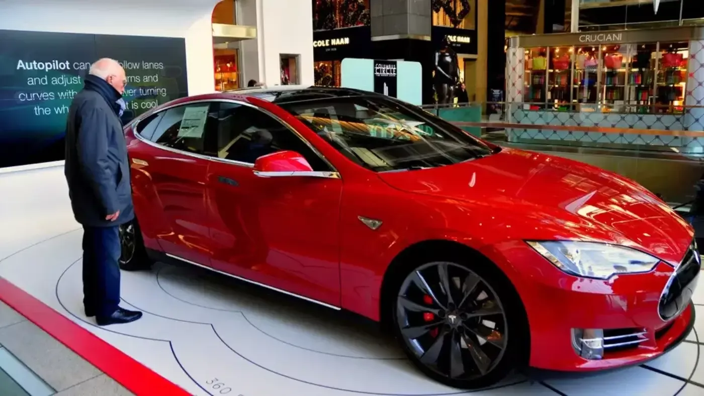 Tesla Kanadadagi avtosalondan chiqarib yuborildi